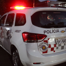 PM prende jovem embriagado e sem CNH que bateu em carro estacionado