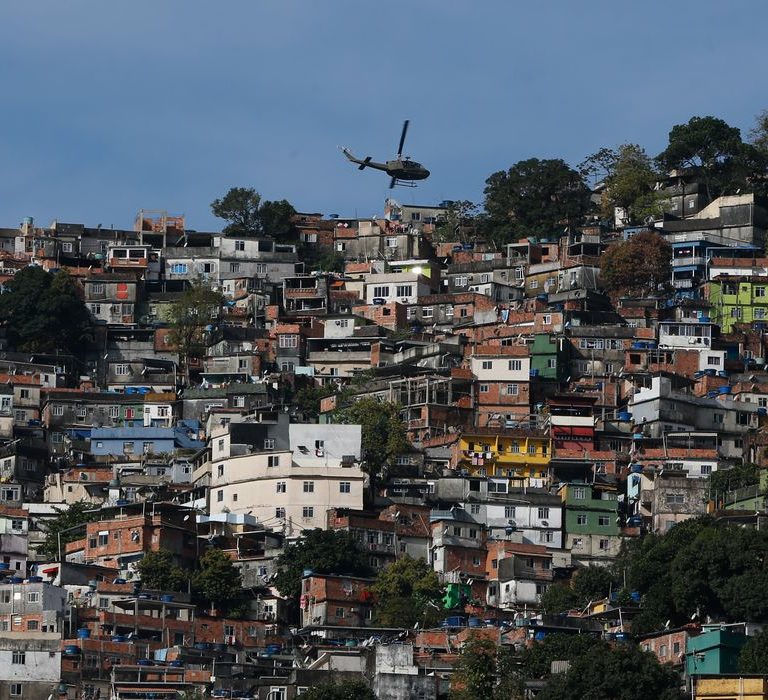 ONU julga prisões de brasileiros feitas por álbum de fotos da polícia