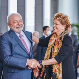 Dilma merece pedido de desculpas por impeachment, diz Lula