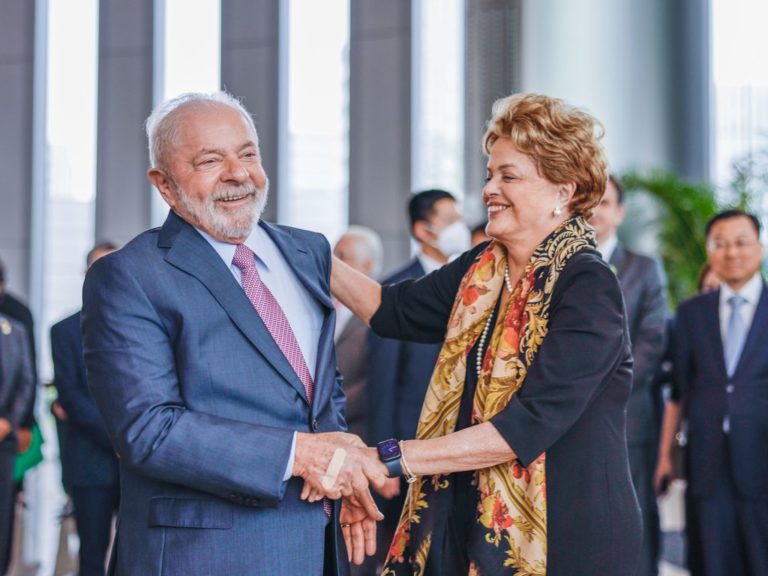 Dilma merece pedido de desculpas por impeachment, diz Lula