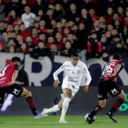 Na raça, Timão segura Newell’s e se garante nas quartas da Sulamericana