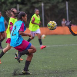 Futebol feminino ainda é predominantemente amador no Brasil