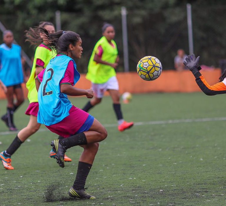 Futebol feminino ainda é predominantemente amador no Brasil