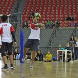 Aulas gratuitas de vôlei, tênis de mesa e dança estão com vagas abertas em Marília