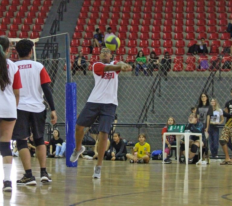 Aulas gratuitas de vôlei, tênis de mesa e dança estão com vagas abertas em Marília