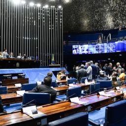 Senado aprova MP que aumenta salário mínimo e amplia isenção do IR