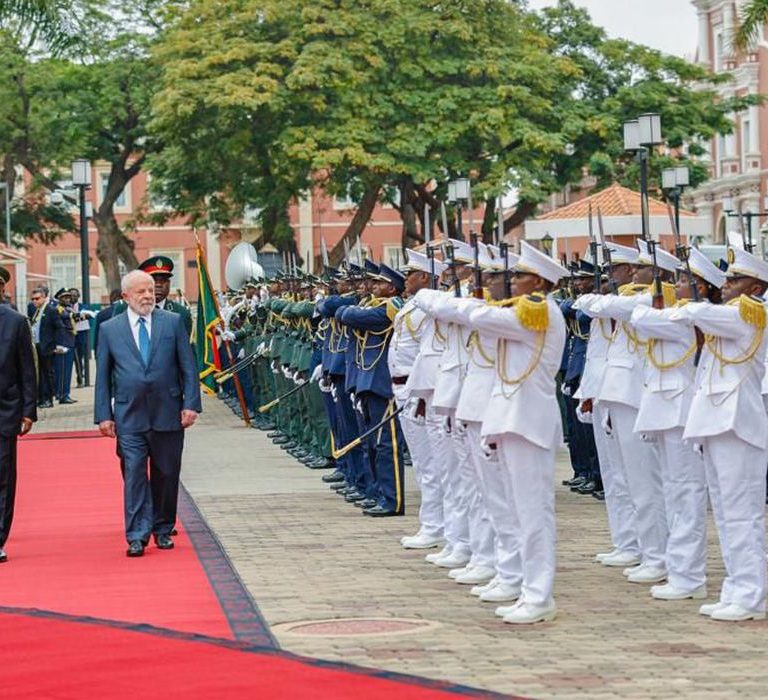 Lula anuncia programa para desenvolver agricultura de Angola