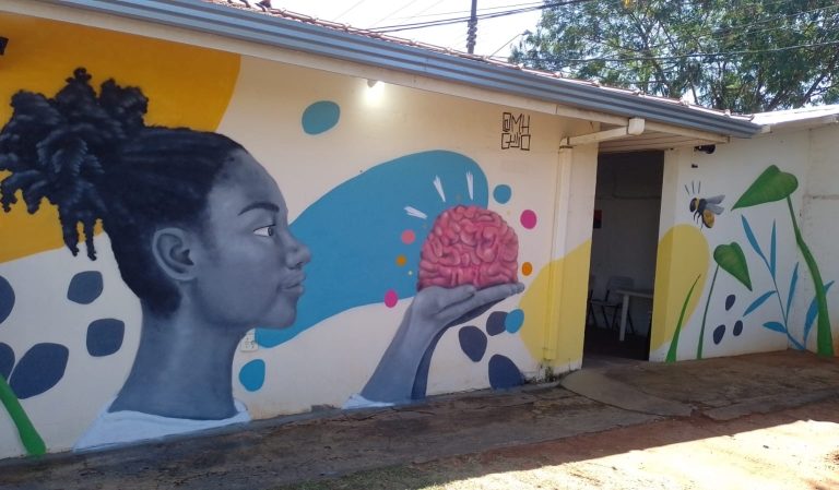 Caps infantil ganha mural em ação coletiva com artista mariliense