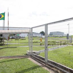 Suposta cobrança de dívida termina com prisão de dois homens armados no aeroporto