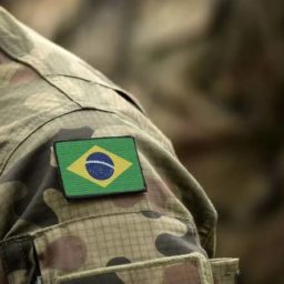 Governo anuncia PEC que pode proibir militar da ativa de se candidatar