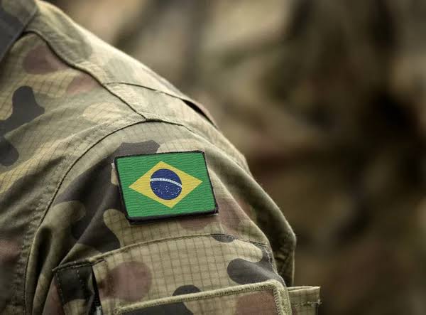 Governo anuncia PEC que pode proibir militar da ativa de se candidatar