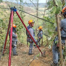 Corpo de Bombeiros realiza capacitação de salvamento com cordas em Marília