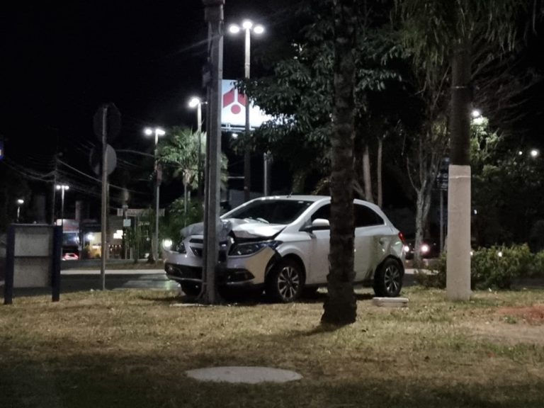 Carro se choca contra poste em rotatória e deixa três feridos