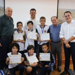 Prefeitura homenageia alunos que tiraram nota 10 no Sarem 2023