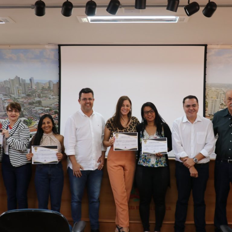 Diretores da rede municipal de ensino recebem homenagem em Marília