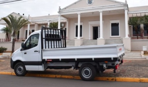 Prefeitura de Pompeia adquire caminhão novo para o setor de Obras