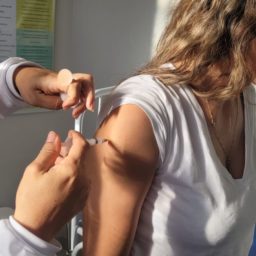 Saúde chega a aplicar apenas uma dose por dia de vacina contra Covid