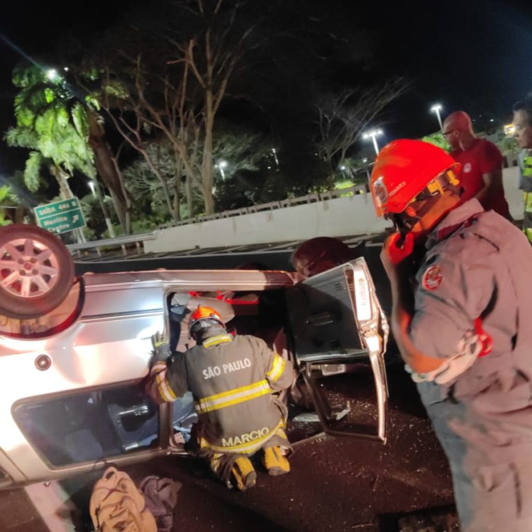 Idoso é socorrido em estado grave após capotamento de veículo na SP-294