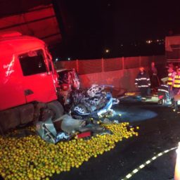 Criança morre em acidente envolvendo dois caminhões e um carro em Jaú