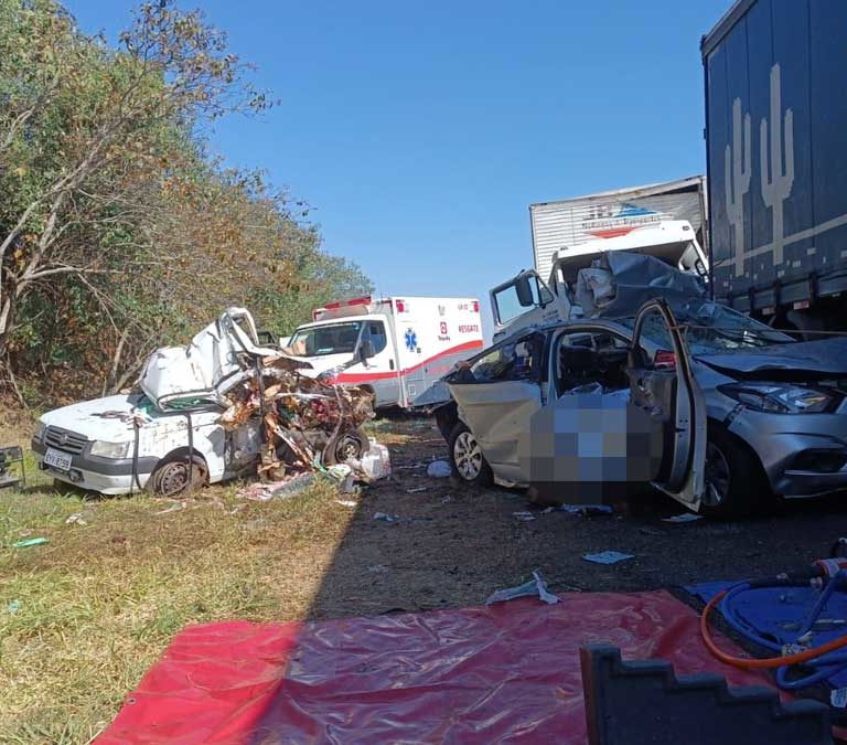 Quatro morrem em gravíssimo acidente na rodovia BR-153