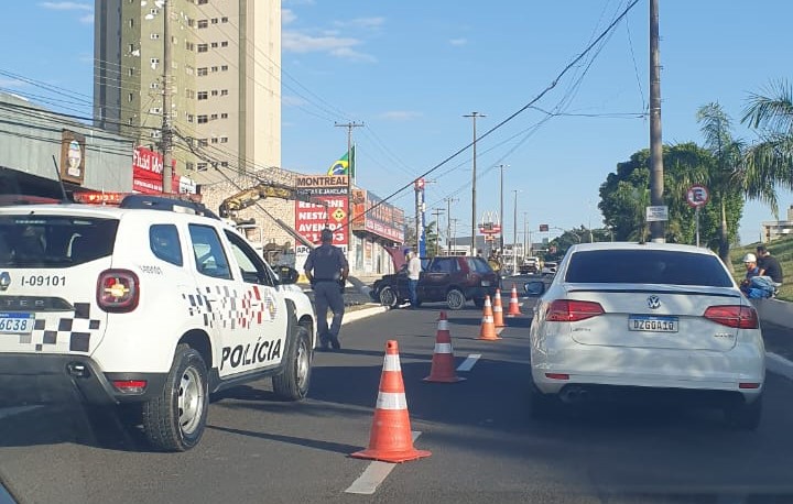 Acidente de trânsito causa transtorno na avenida Tiradentes