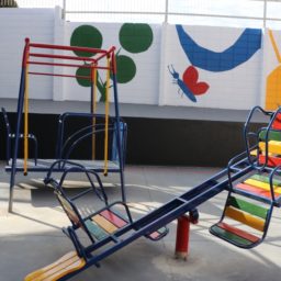 Escola da zona Sul é a primeira da rede municipal com brinquedos adaptados