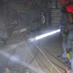 Bombeiros resgatam casal que caiu em desfiladeiro na Vila Barros