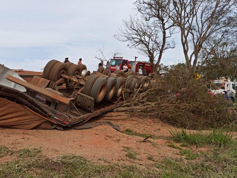 Acidente entre duas carretas deixa motorista gravemente ferido na BR-153