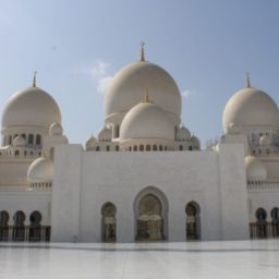 Na maior mesquita do mundo