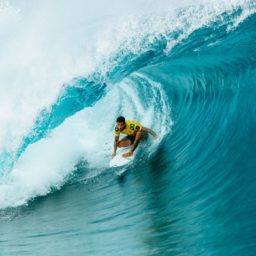 Surfe: Filipe Toledo avança em Teahupo’o e garante vantagem no Finals