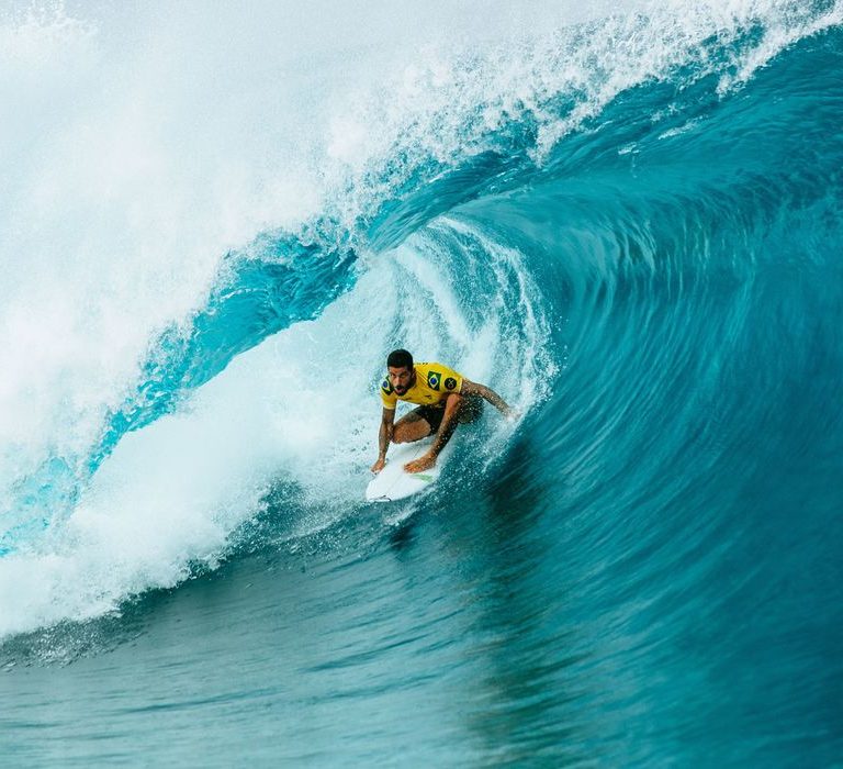 Surfe: Filipe Toledo avança em Teahupo’o e garante vantagem no Finals