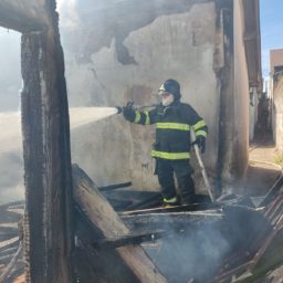 Corpo de Bombeiros combate incêndios nas cidades de Garça e Tupã