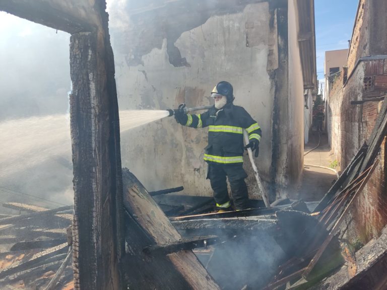 Corpo de Bombeiros combate incêndios nas cidades de Garça e Tupã