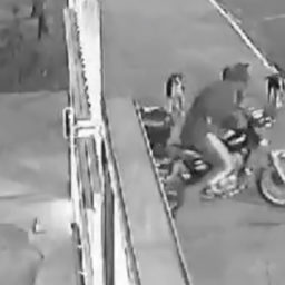 Vídeo mostra furto de motocicleta antes de morte em acidente