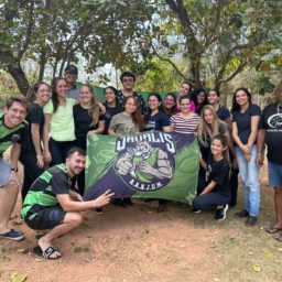 Alunos de Medicina Veterinária da Unimar realizam ação em ONG de proteção animal