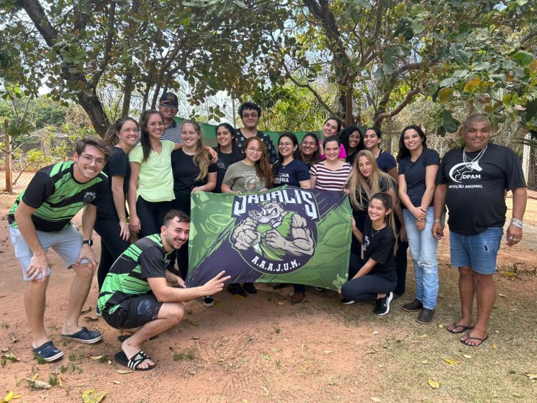 Alunos de Medicina Veterinária da Unimar realizam ação em ONG de proteção animal