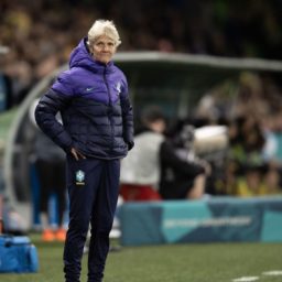 Sundhage atribui eliminação a jogo lento e demora nas substituições