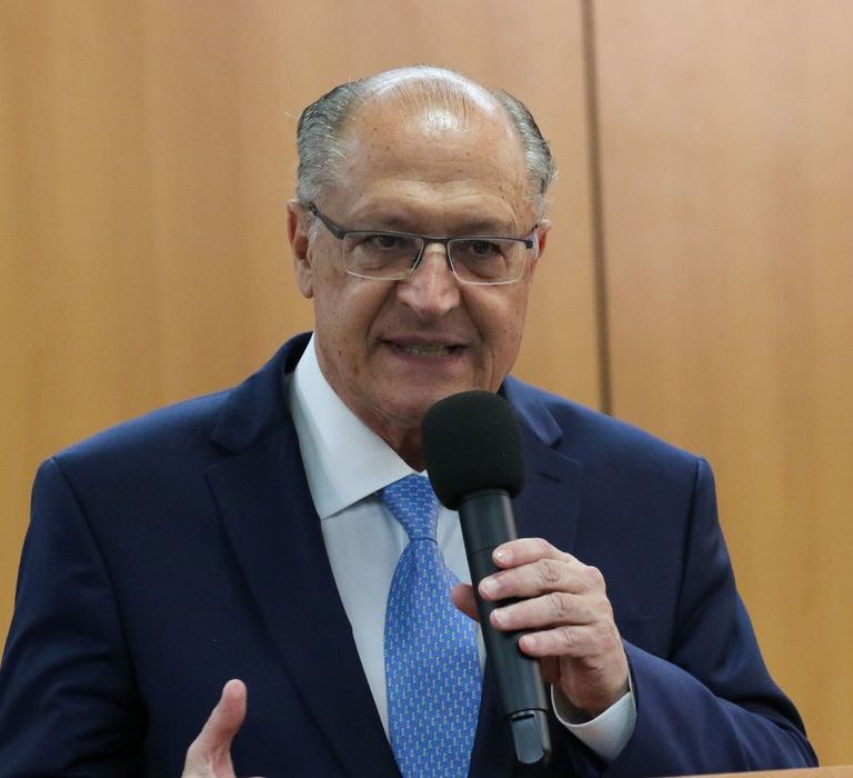 Alckmin diz que Lula cumpre rigorosamente promessa de campanha