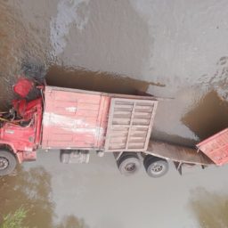 Caminhão cai no Rio do Peixe e motorista morre na região