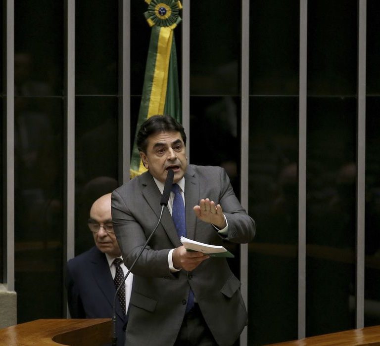 Deputados protocolam PEC que permite derrubada de decisões do STF