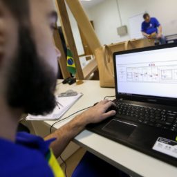 Um em cada dez estudantes brasileiros cursa ensino profissional