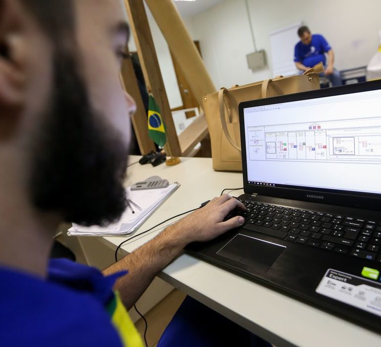 Um em cada dez estudantes brasileiros cursa ensino profissional