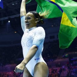 Rebeca Andrade leva prata nas barras assimétricas na Copa do Mundo