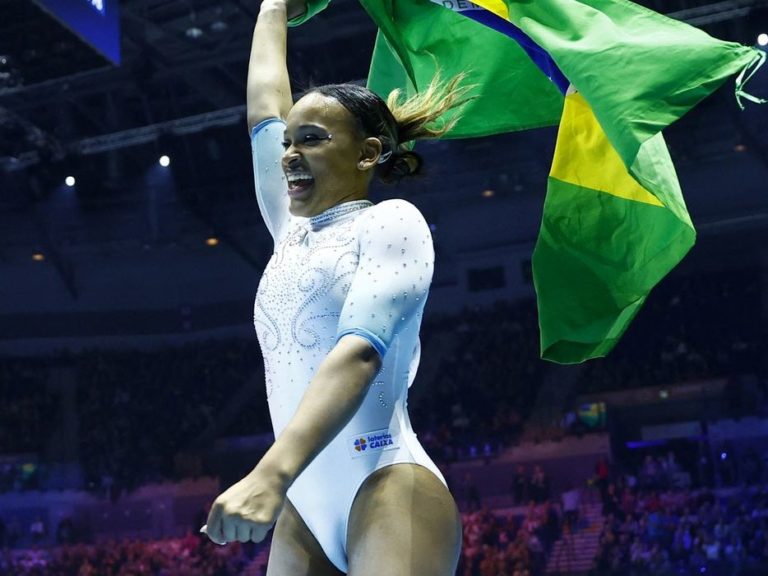 Rebeca Andrade leva prata nas barras assimétricas na Copa do Mundo