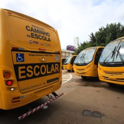 Estado entrega ônibus escolares e confirma construção de creches na região de Marília