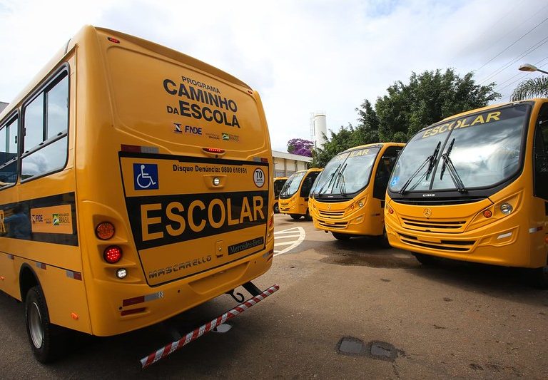 Estado entrega ônibus escolares e confirma construção de creches na região de Marília