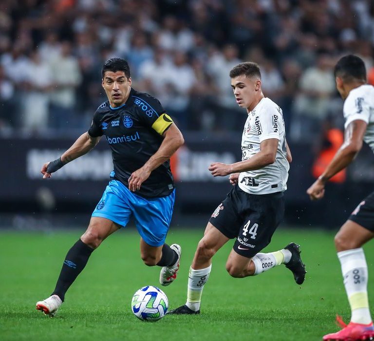 Corinthians e Grêmio empatam em jogo com oito gols pelo Campeonato Brasileiro