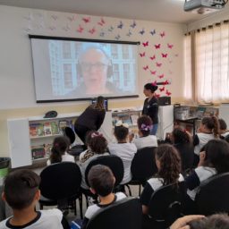 Alunos da rede municipal de ensino conversam com o premiado escritor Ricardo Azevedo