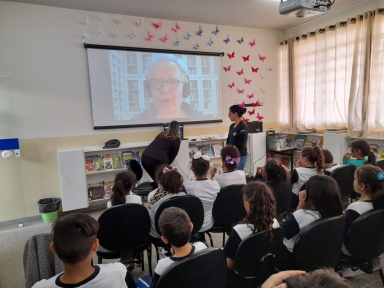 Alunos da rede municipal de ensino conversam com o premiado escritor Ricardo Azevedo