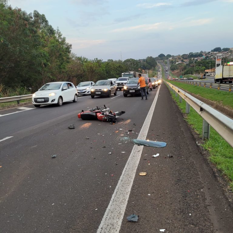 Acidente deixa motociclista ferido na Rodovia do Contorno em Marília